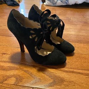 Mojo Moxy 7.5 vintage inspired pumps lace up